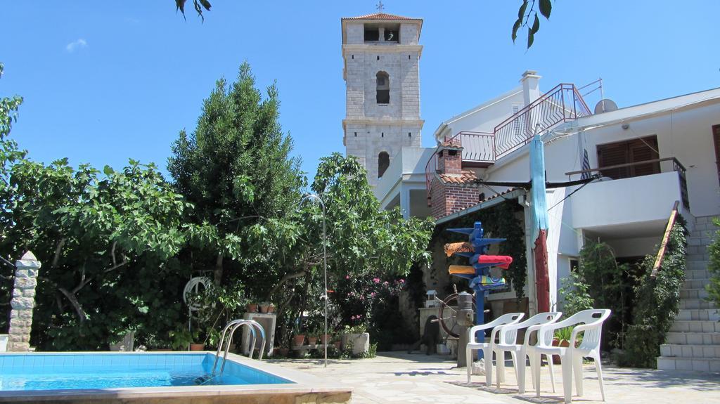 Bell Tower Apartments Тисно Екстериор снимка