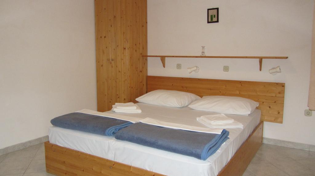 Bell Tower Apartments Тисно Стая снимка