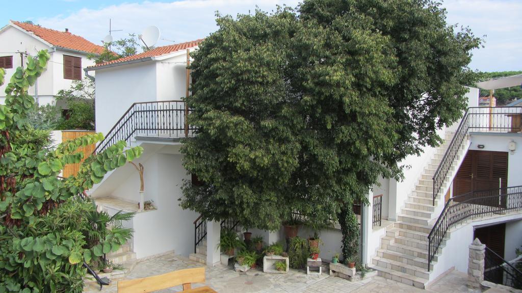 Bell Tower Apartments Тисно Екстериор снимка