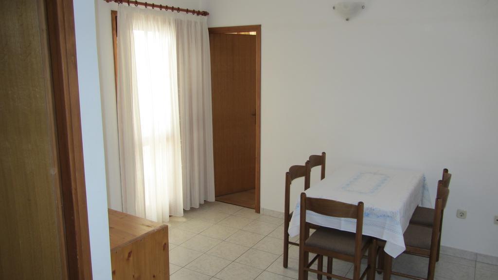 Bell Tower Apartments Тисно Стая снимка