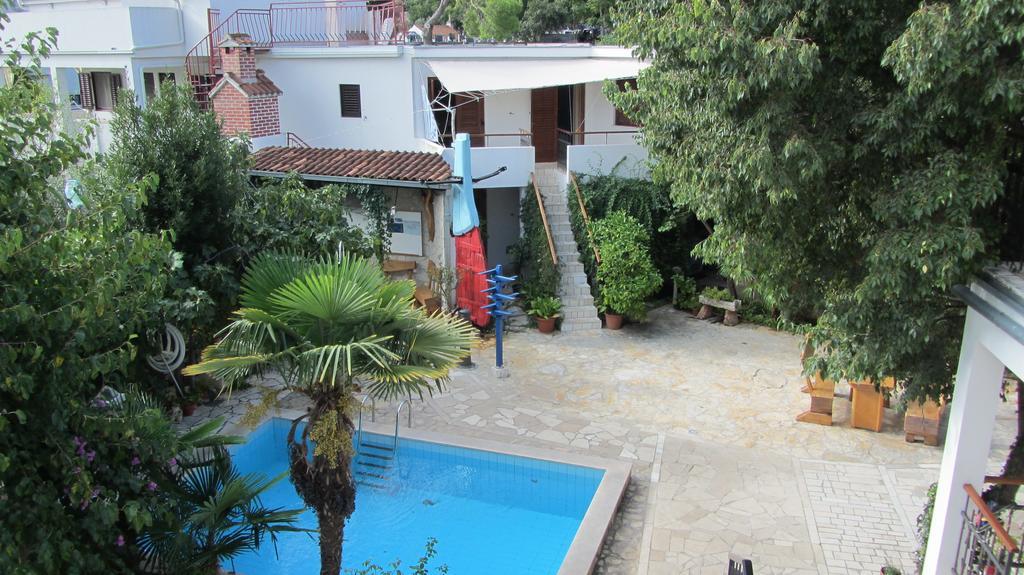 Bell Tower Apartments Тисно Екстериор снимка