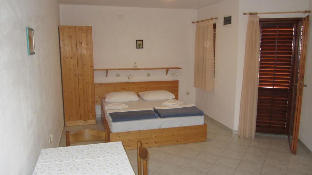 Bell Tower Apartments Тисно Стая снимка